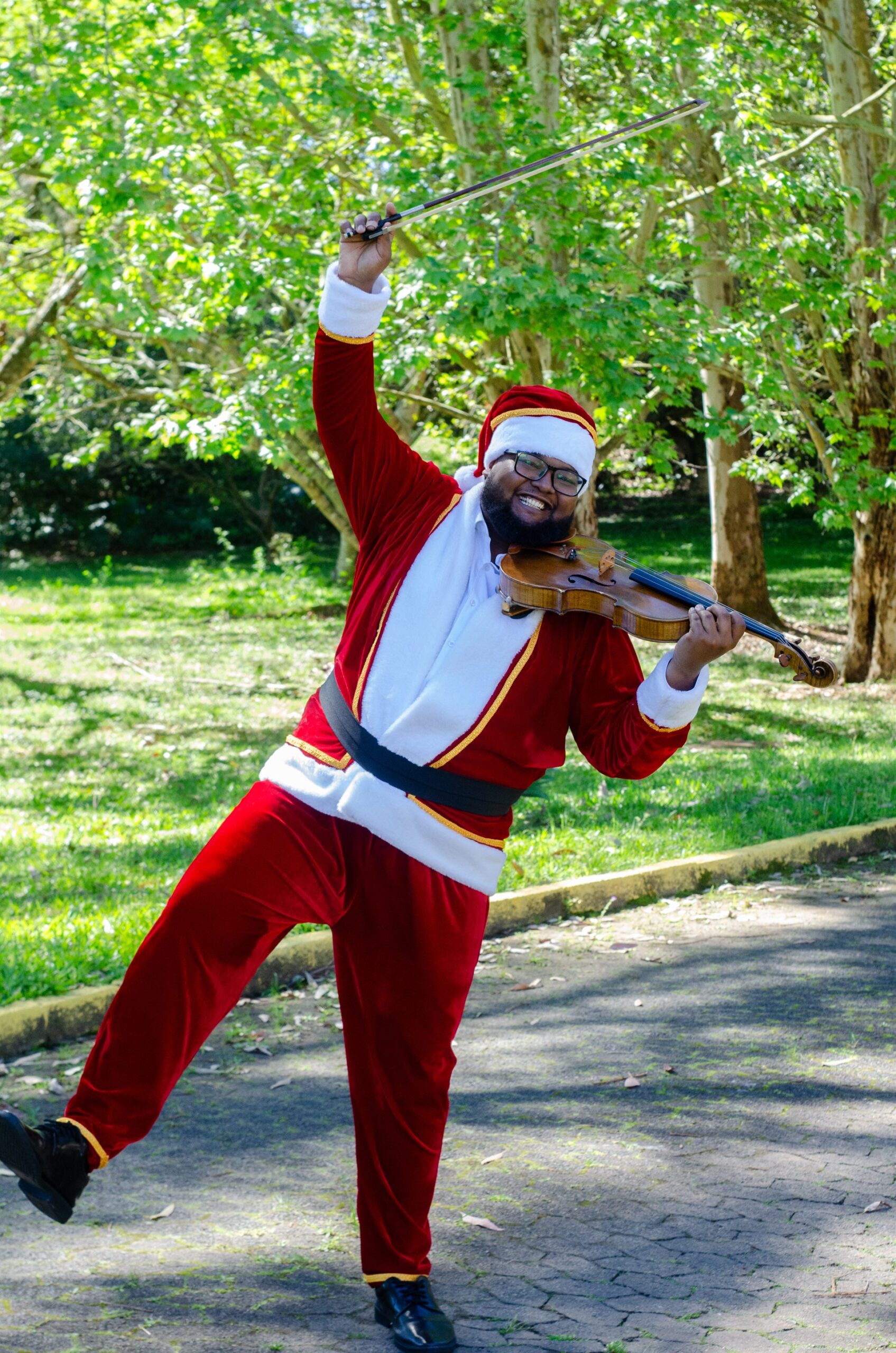Vinícius Reis, Papai Noel da Trupe de Natal, tocando viola