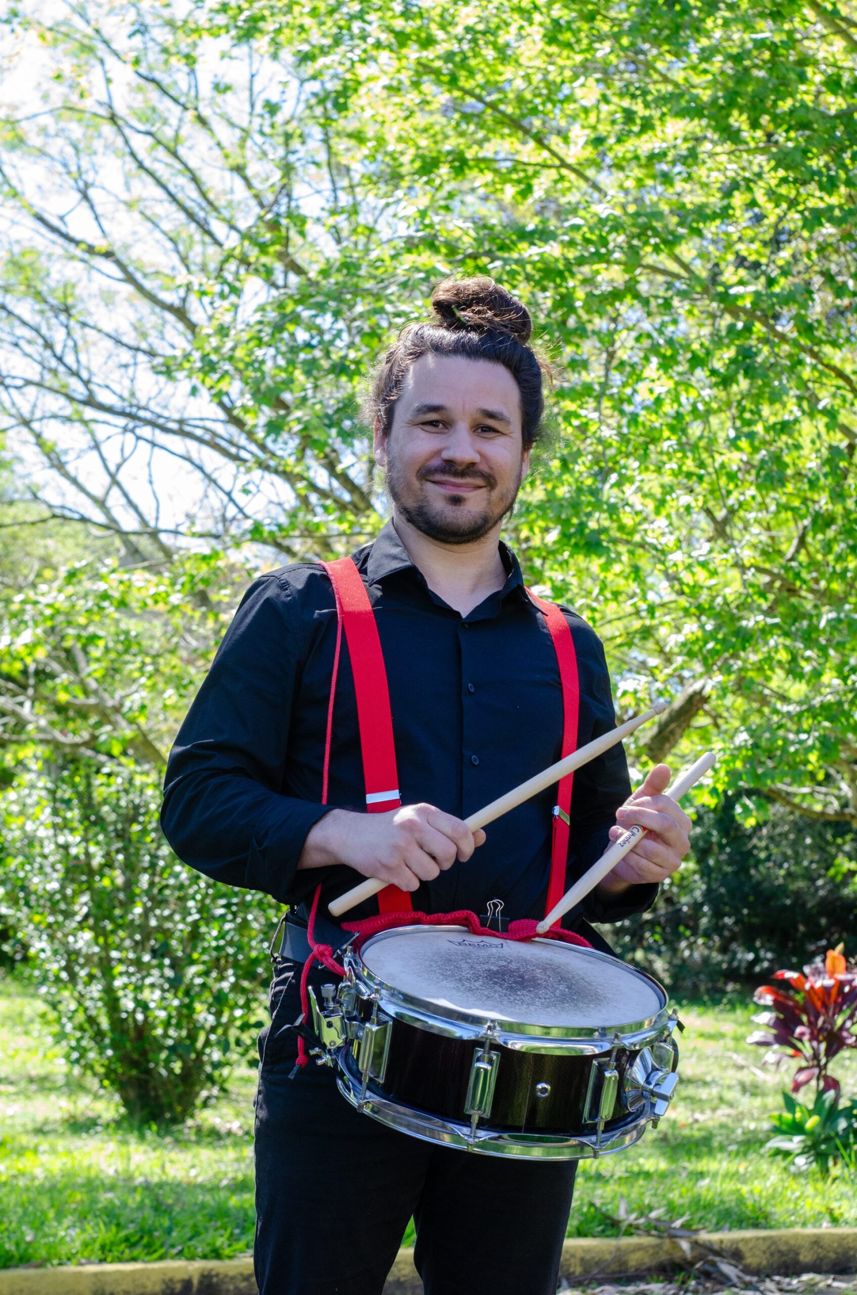 Percussionista da Trupe de Natal com caixa e baquetas