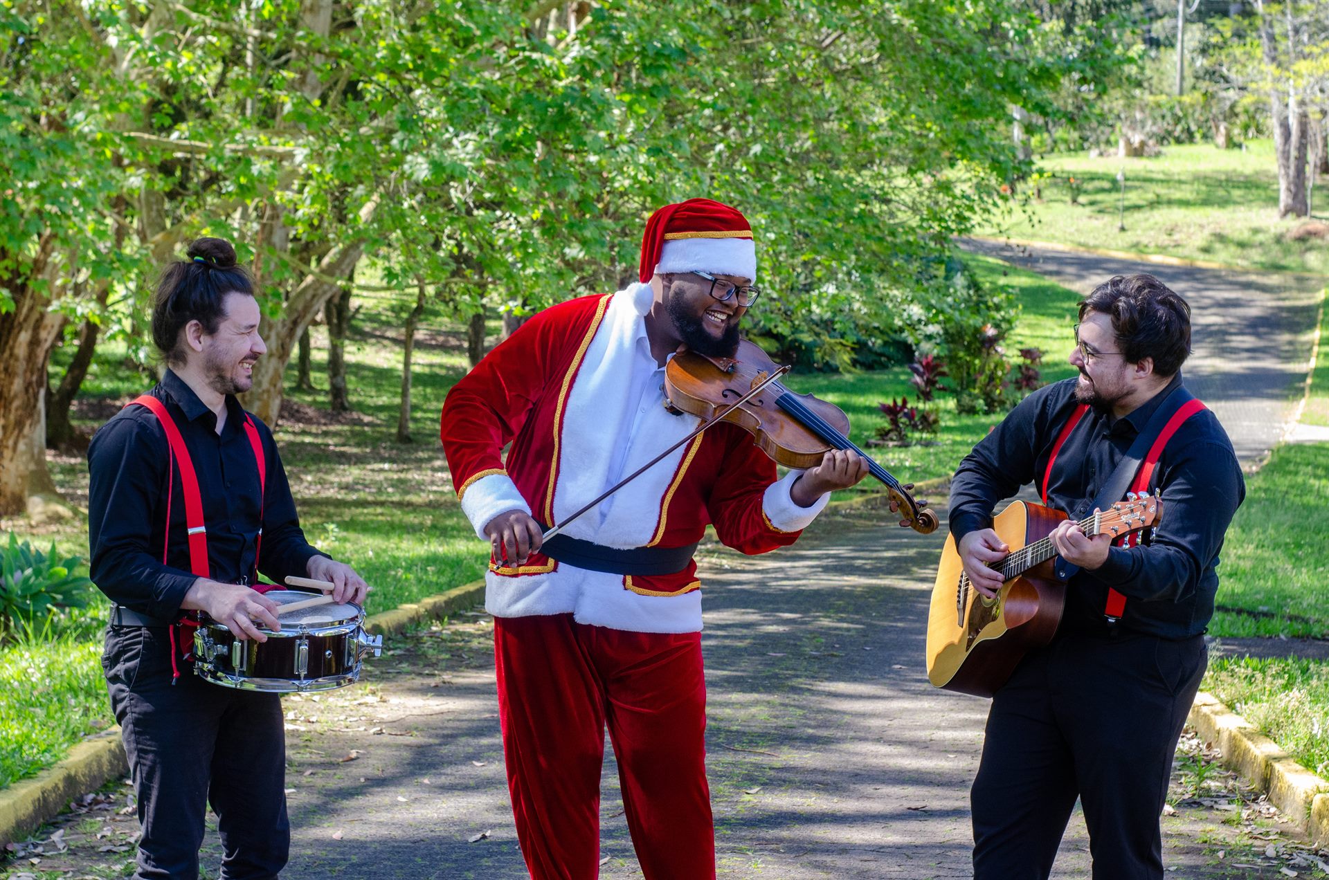Trupe de Natal da PRESTO em serenata ao vivo com violino, violão e percussão