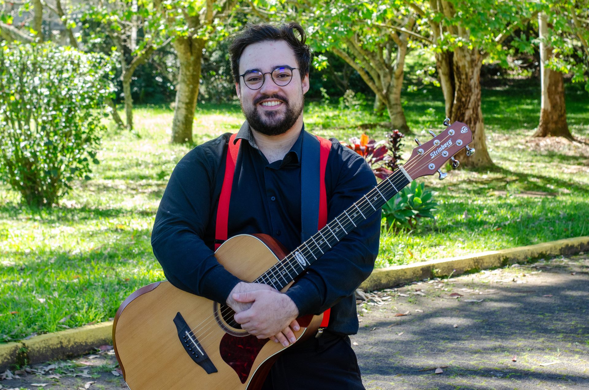 Felipe Abel com violão acústico na Trupe de Natal